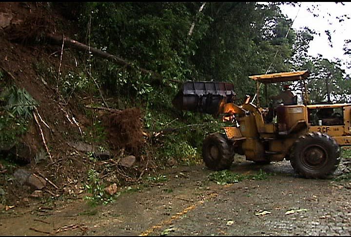 Queda de barreira interditou a Estrada da Graciosa, que foi liberada no início da noite de ontem | RPC TV/Reprodução
