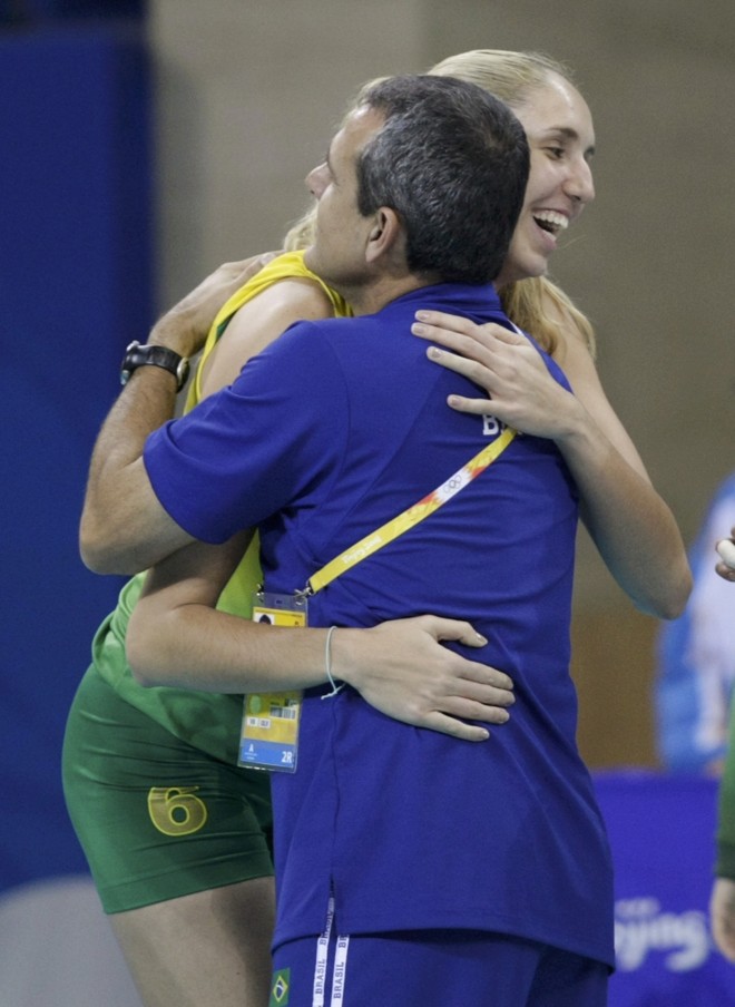 No final, a meio-de-rede Thaísa, autora do ponto da vitória brasileira, comemorou com o técnico José Roberto Guimarães |