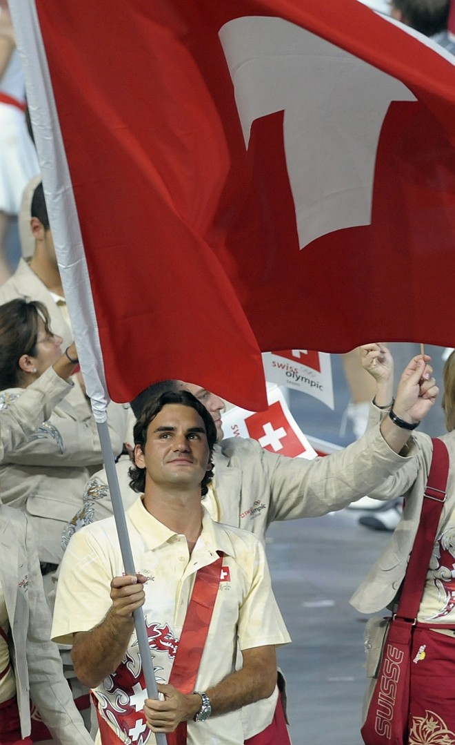 O tenista suíço Roger Federer carrega a bandeira de su país no desfile das delegações |