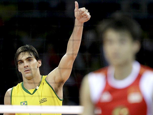 Brasil bate China e vai à semifinal no vôlei | Reuters