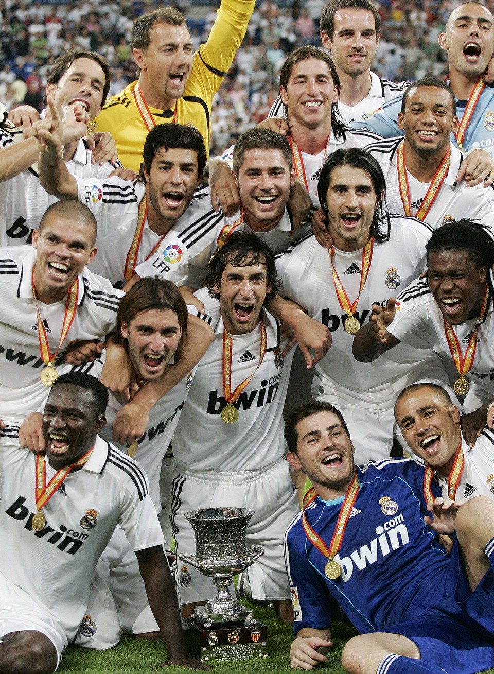 Sem Robinho em campo, Real Madrid superou expulsões para conquistar Supercopa | Stringer / AFP