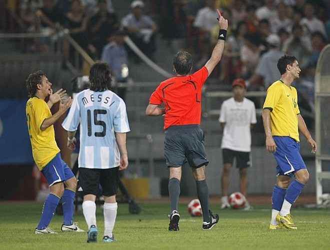 Thiago Neves é expulso: perdendo por 3 a 0, Brasil começou a dar pontapés. |