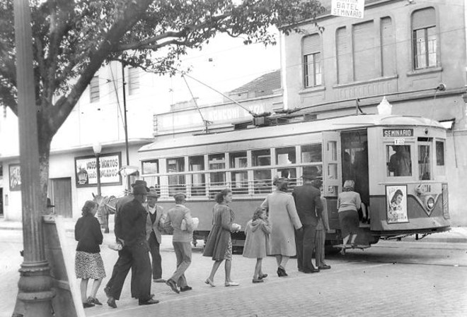 Ponto dos bondes para o Batel e Seminário | 