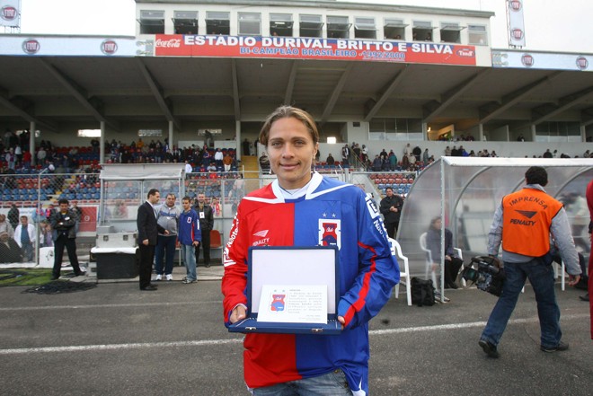 A paranaense Simome Jatobá, medalha de prata com futebol feminino em Pequim, recebe homenagem da diretoria paranista |