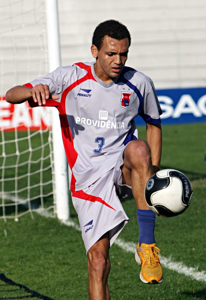 Cristiano, que ajudou o Paraná a conquistar a vaga na Libertadores em 2006, começa pela primeira vez como titular | Albari Rosa / Gazeta do Povo