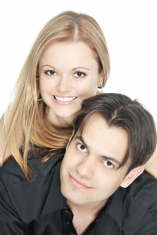 Casamento - Marcela Carnasciali de Miró e Guilherme Gomes Xavier de Oliveira casam-se no próximo sábado, dia 23, no Graciosa Country Club. Ela é filha de Julieta (de Plácido e Silva Carnasciali) e Arnaldo Lobo Miró e ele, de Lavínia Maria (Gomes) e Benedito José Xavier de Oliveira. (Foto Fredy Studio) | 