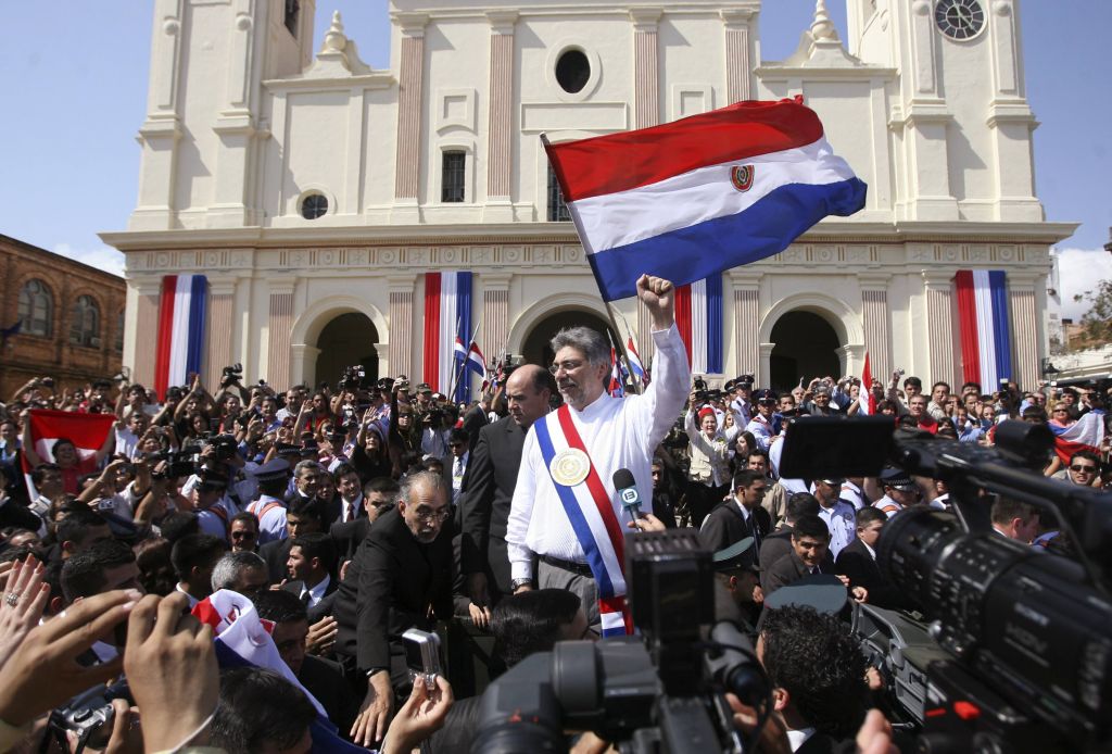 Jovens com bandeiras vermelhas ecoam gritos de guerra com a posse de Fernando Armindo Lugo Mendes, empossado com 93 por cento de aprovação | Ivan Alvarado / Reuters