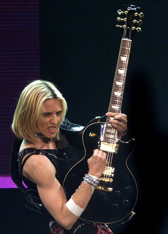 Madonna em junho de 2001, durante apresentação da turnê