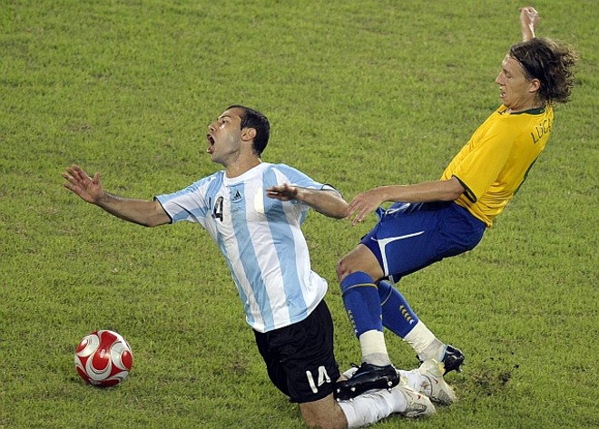Lucas acerta e pisa Javier Mascherano; Brasil mostrou falta de equilíbrio emocional no final da partida |