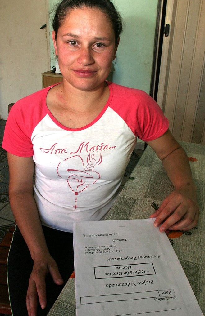 A ex-aluna Andréia Teixeira exibe cópia do trabalho escolar: surpresa |