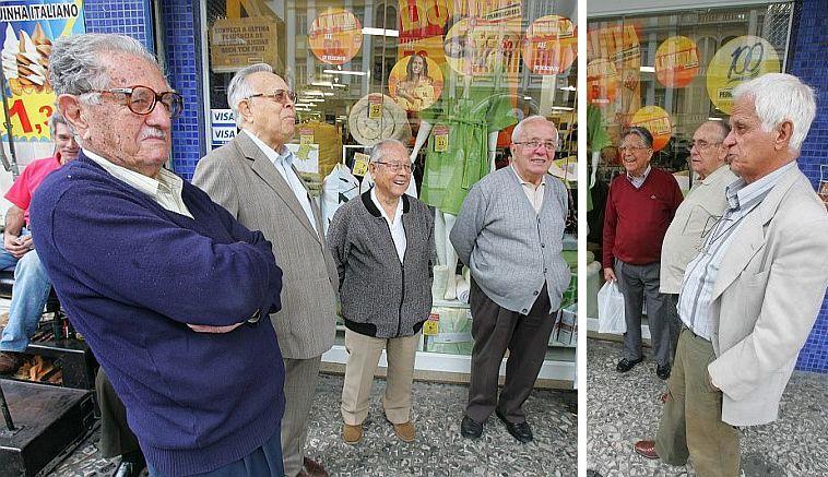 Orlando, Gilberto, Atsumu, Francesco, João Batista, Otávio e Luiz Moura: grupo que freqüenta diariamente a Boca gasta boa parte do tempo fazendo piadas de tudo e todos | Fotos:Ivonaldo Alexandre/Gazeta do Povo