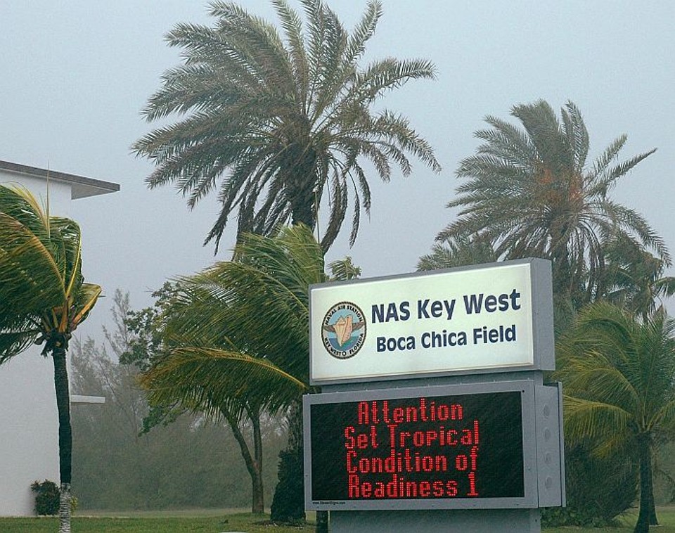 Na Flórida, foram colocados avisos de cuidado para moradores e turistas | James E. Brooks/U.S. Navy photo/Reuters