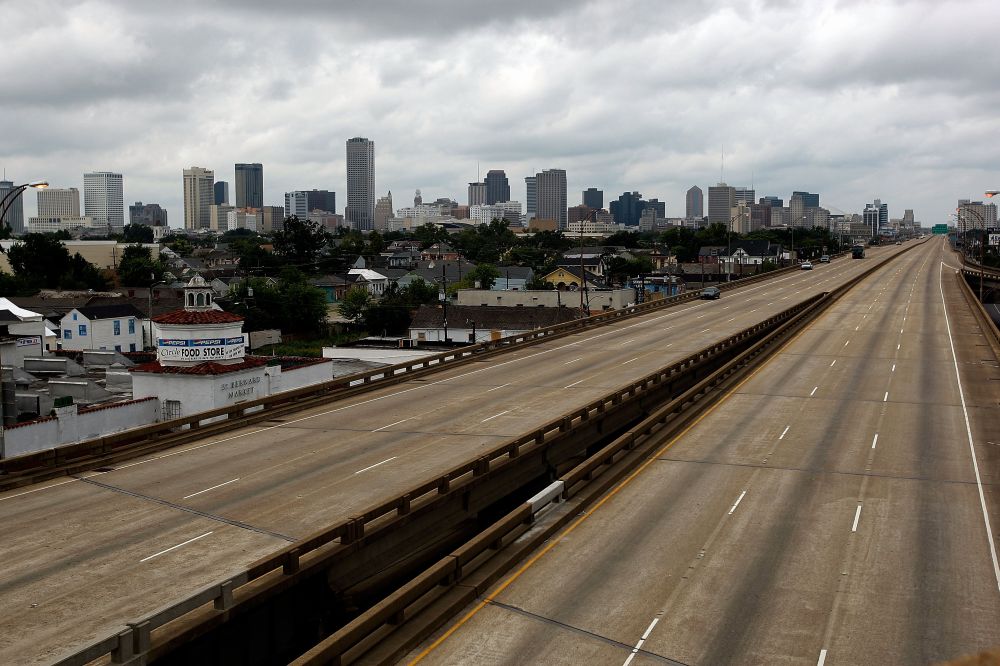 Rodovia Interstate 10, em New Orleans, Louisiana, está praticamente vazia por conta da passagem do Furacão Gustav | AFP/Chris Graythen