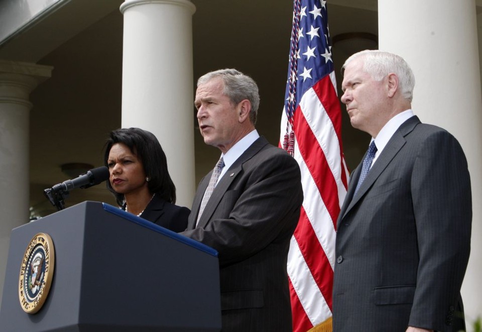 O presidente George Bush (centro) discursa ao lado do secretário da Defesa Robert Gates e da secretária de estado americana Condoleezza Rice, em Washington, na Casa Branca | Jim Young / Reuters