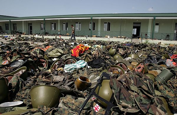 Entulho: capacetes e roupas militares abandonados após o cessar-fogo. | Louisa Gouliamaki/AFP