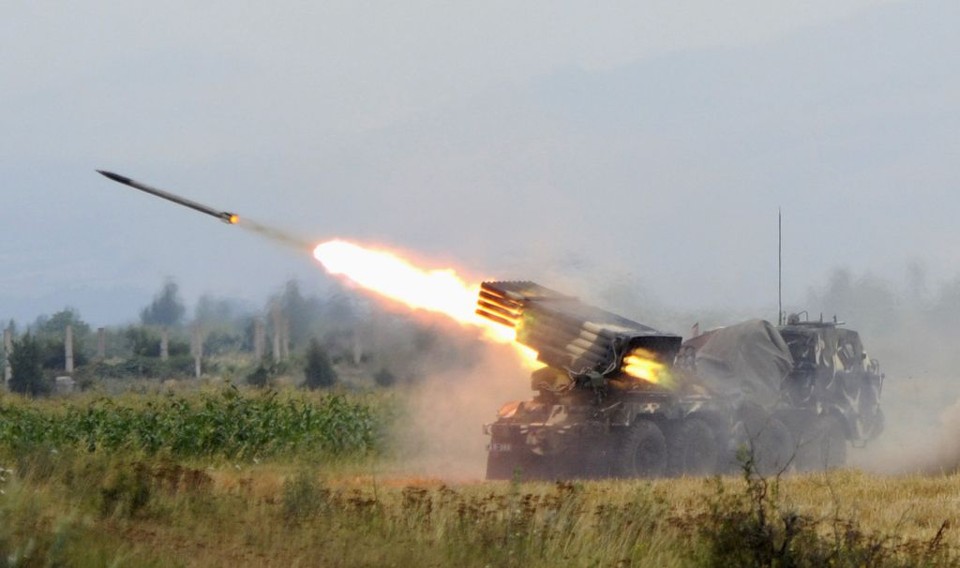 Tanque dispara foguete em território separatista georgiano da Ossétia do Sul: russos bombardearam o porto de Poti, no Mar Negro | Irakli Gedenedze / Reuters