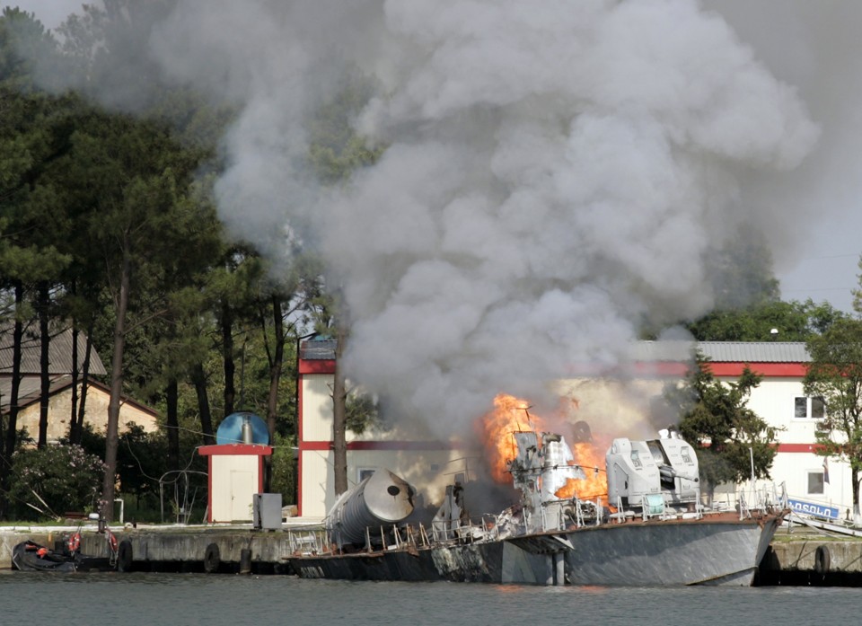 Navio georgiano queima no Porto de Poti | Reuters