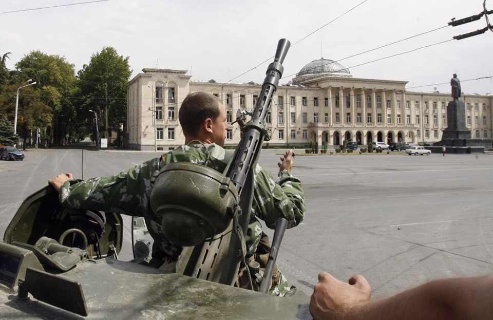 Tropas russas começam a deixar a região separatista da Ossétia do Sul após violentos ataques: EUA não querem iniciar nova "guerra fria", pois a Rússia parece estar cumprindo o cessar-fogo | Denis Sinyakov / Reuters