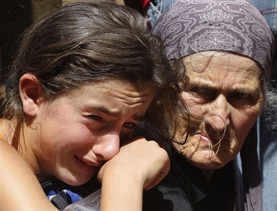 Mulheres choram na cidade de Gori, na Georgia, que teria sido ocupada por tropas russas saídas da Ossétia do Sul | Gleb Garanich/Reuters
