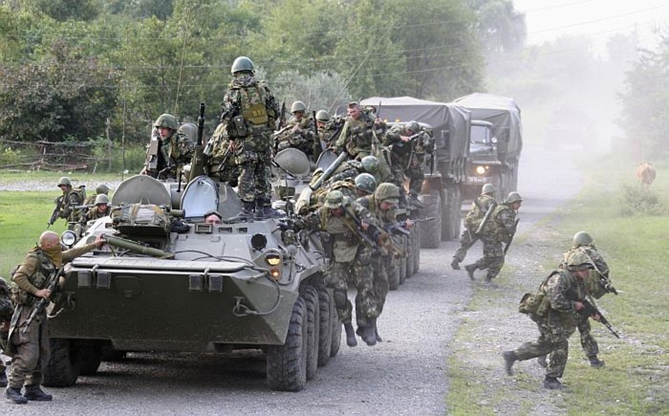 Tropas russas desembarcam em cidade próxima à região do conflito com a Georgia, na Ossétia do Sul | Vladimir Popov/Reuters