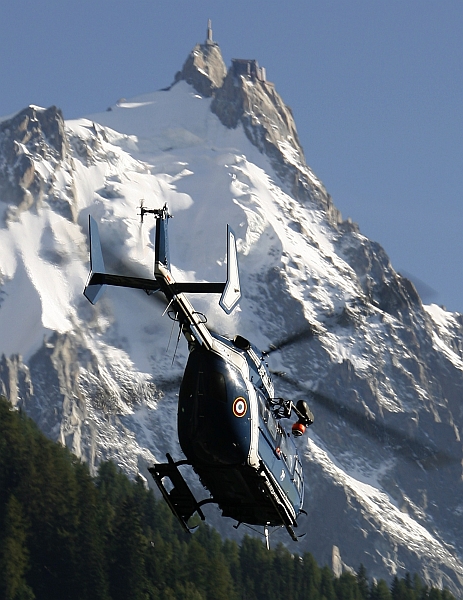 Buscas por sobreviventes mobilizam dezenas de equipes de resgate. | Christian Hartmann/Reuters