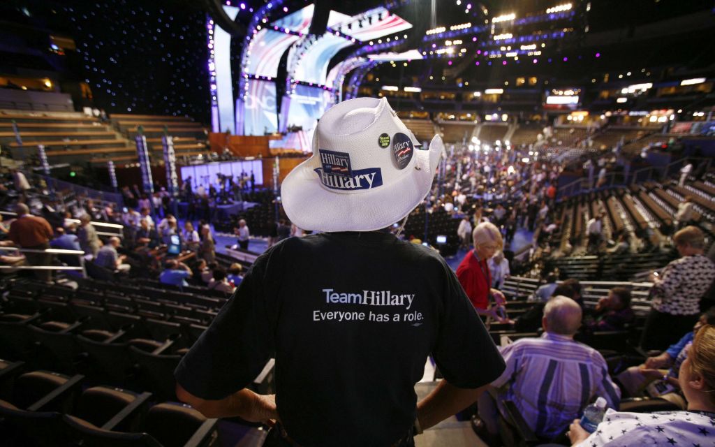 Apoiador de Hillary Clinton observa o início da primeira sessão da convenção nacional democrata em Denver, no Colorado | Shannon Stapleton / Reuters