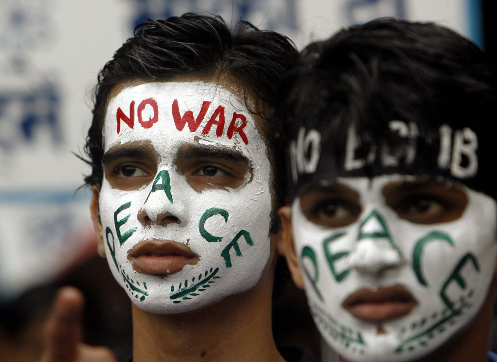 Estudantes fazem um pedido de paz em Mumbai: dia marca o 63º aniversário da destruição provocada pela bomba atômica que atingiu Hiroshima | Punit Paranjpe / Reuters