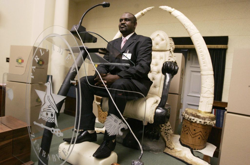 Moyo aparece sentado na cadeira do Parlamento do Zimbábue: oposição tem 100 das 210 cadeiras, uma a mais que a situação | Philimon Bulawayo / Reuters