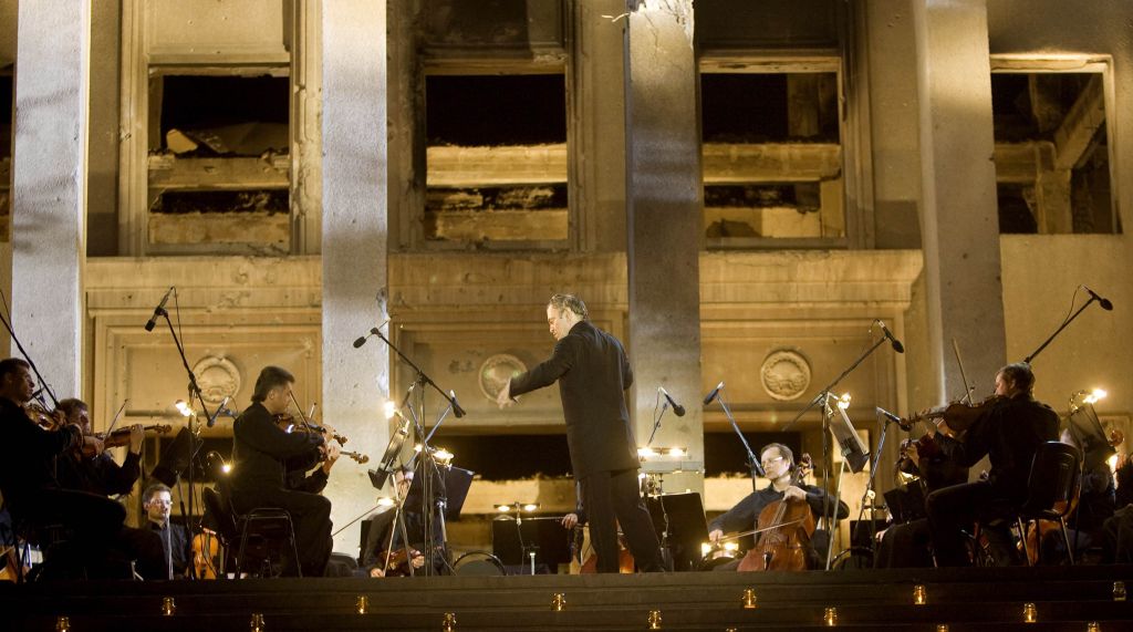 Concerto em frente ao arruinado Parlamento da Ossétia do Sul levou crianças e "bandeiras russas" ao evento | Vasily Fedosenko / Reuters
