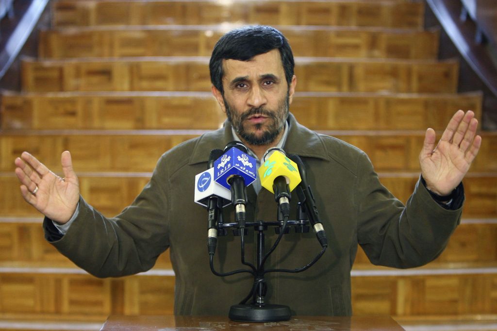 Ahmadinejad superstimou o número de 4 mil centrífugas nucleares em mil centrígugas | Fars News / Reuters