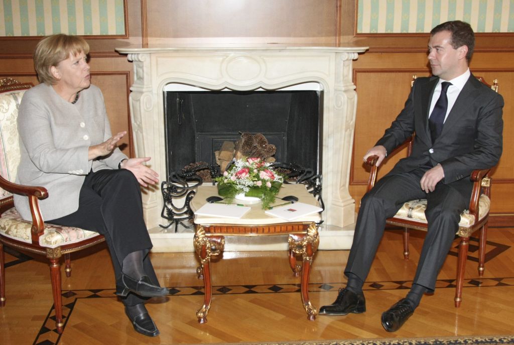 Durante encontro com a chanceler Angela Merkel, Medvedev criticou o acordo entre EUA e Polônia, afirmando que a ``instalação de forças antimísseis tem como alvo a Federação Russa´´ | RIA Novosti/Kremlin/Pool/Vladimir Rodionov / Reuters