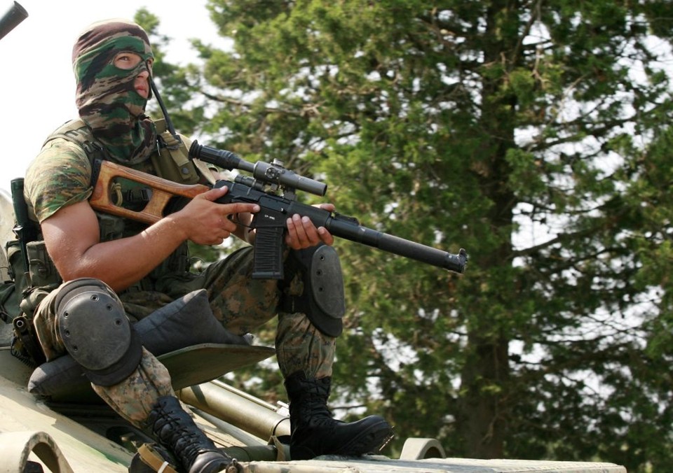 Soldado russo é visto em um veículo militar, na estrada principal que conduz à Poti. Rússia tem a intenção de manter 500 militares em uma zona de segurança em torno da Geórgia região separatista da Ossétia do Sul | Umit Bektas / Reuters