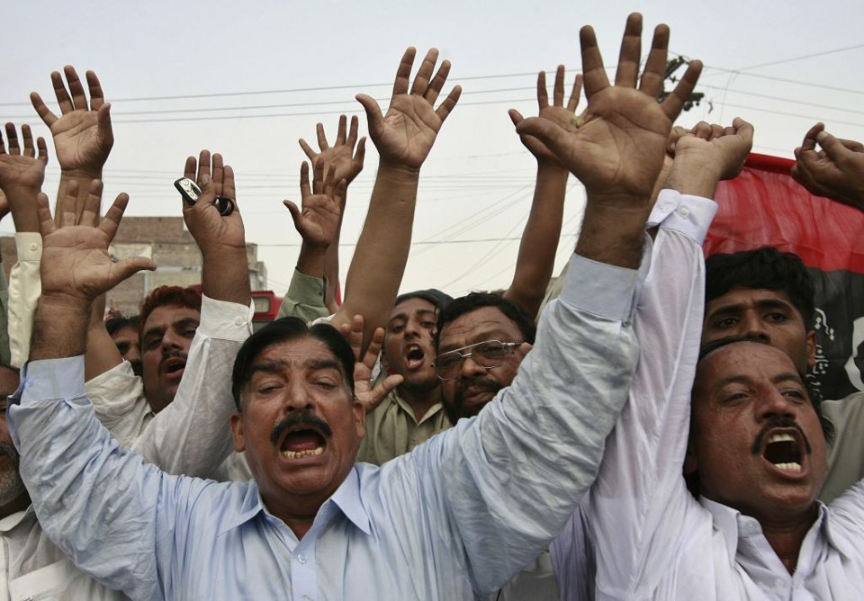 Manifestantes protestam e pedem a saída do presidente Musharraf | Asim Tanveer / Reuters