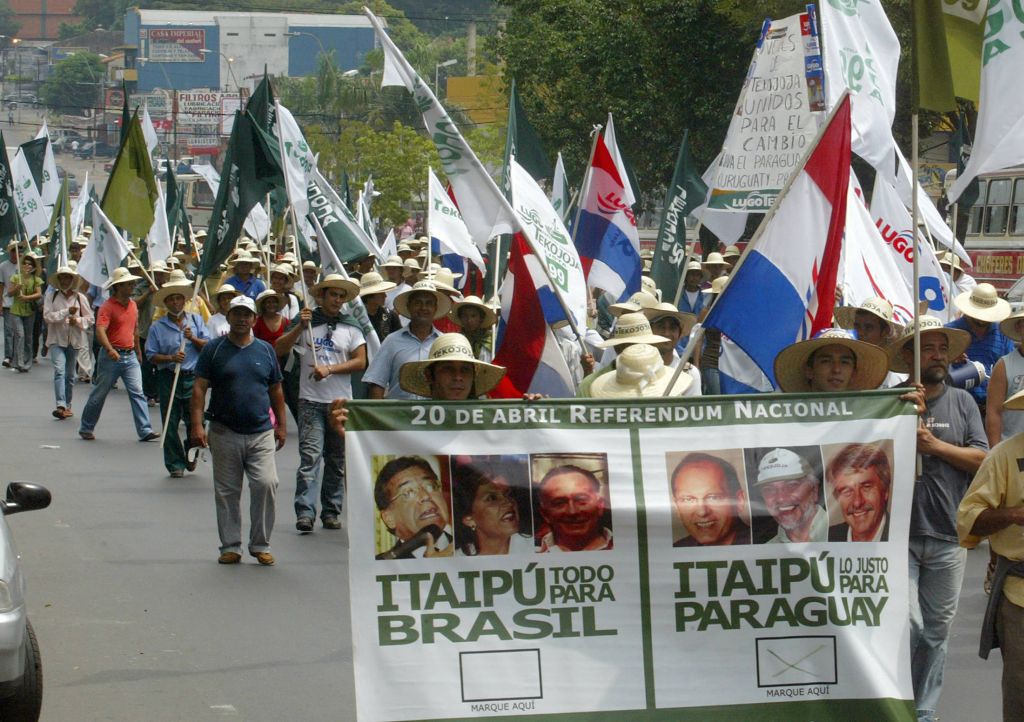 Campanha eleitoral de Fernando Lugo nas ruas de Assunção, em abril: revisão dos preços da energia de Itaipu foi um dos principais pontos do programa de governo do futuro presidente | Jorge Adorno/Reuters