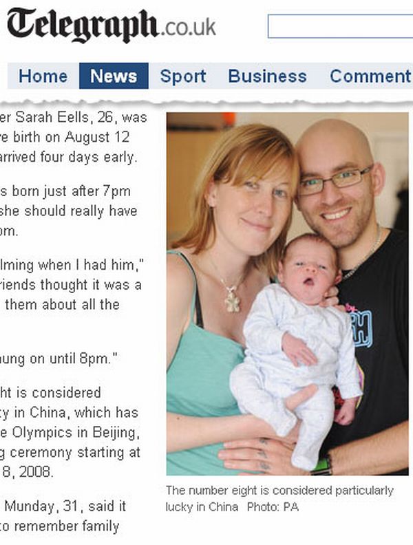 Os britânicos Sarah e Ian seguram o filho, Corey: presença do número 8 na vida do britânico | Reprodução / Telegraph