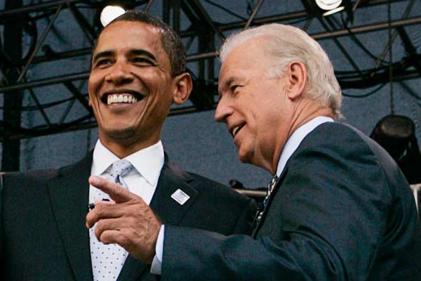 O candidato democrata à Presidência dos EUA, Barack Obama, conversa com seu vice, Joe Biden, em agosto de 2007, um ano antes de a chapa ser formada | Reuters