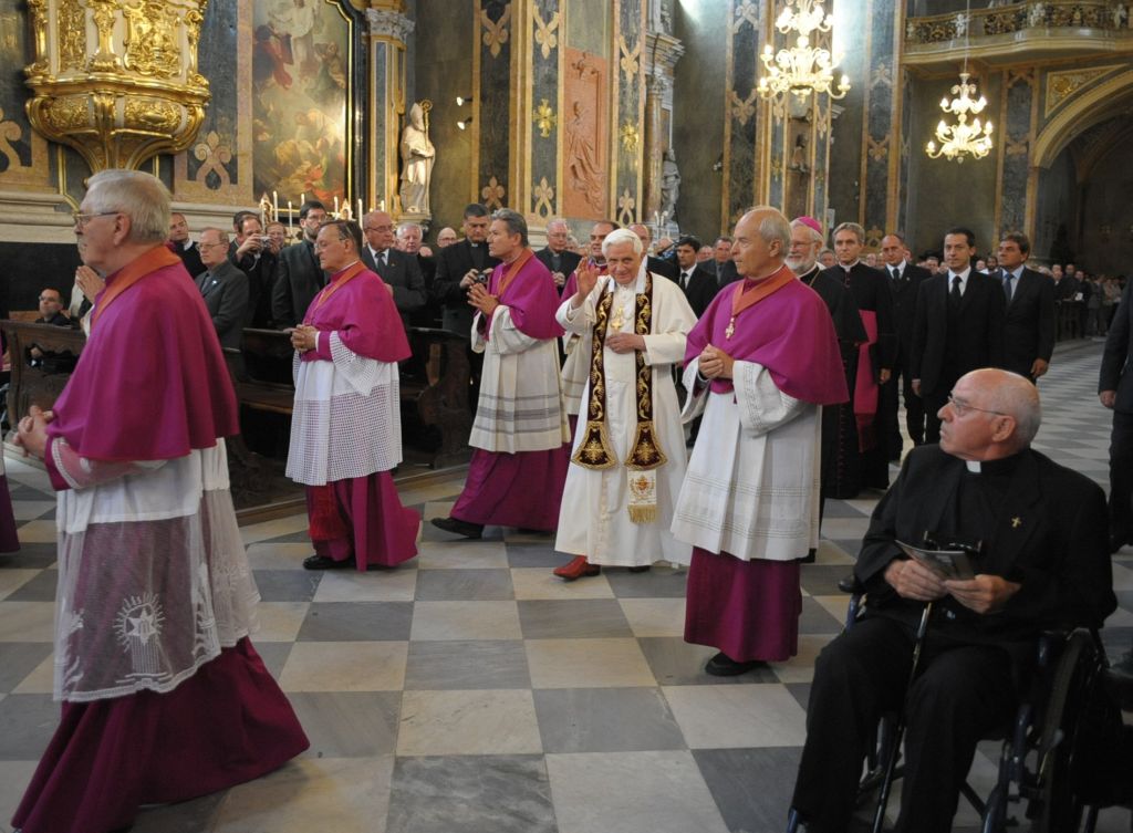 O Santo Padre disse que quando jovem considerava que era problemático administrar os sacramentos, mas convenceu-se que era preciso seguir os caminho do Senhor | Osservatore Romano / Reuters