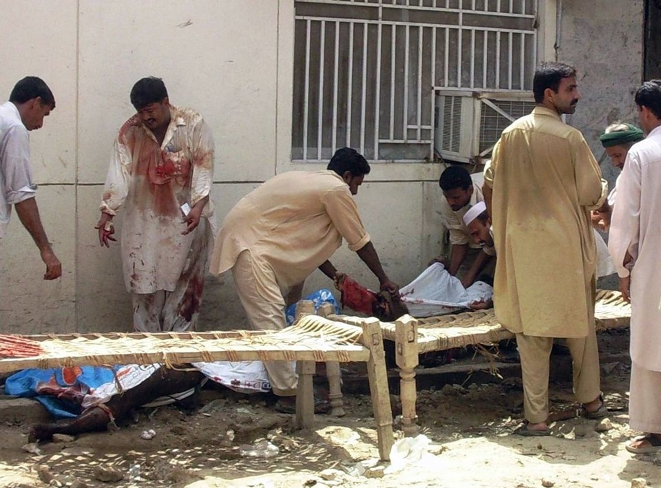 Parentes identificam corpos próximo ao local de uma explosão num hospital do Paquistão: área atingida sofre com violência sectária | Mustansar Baloch / Reuters