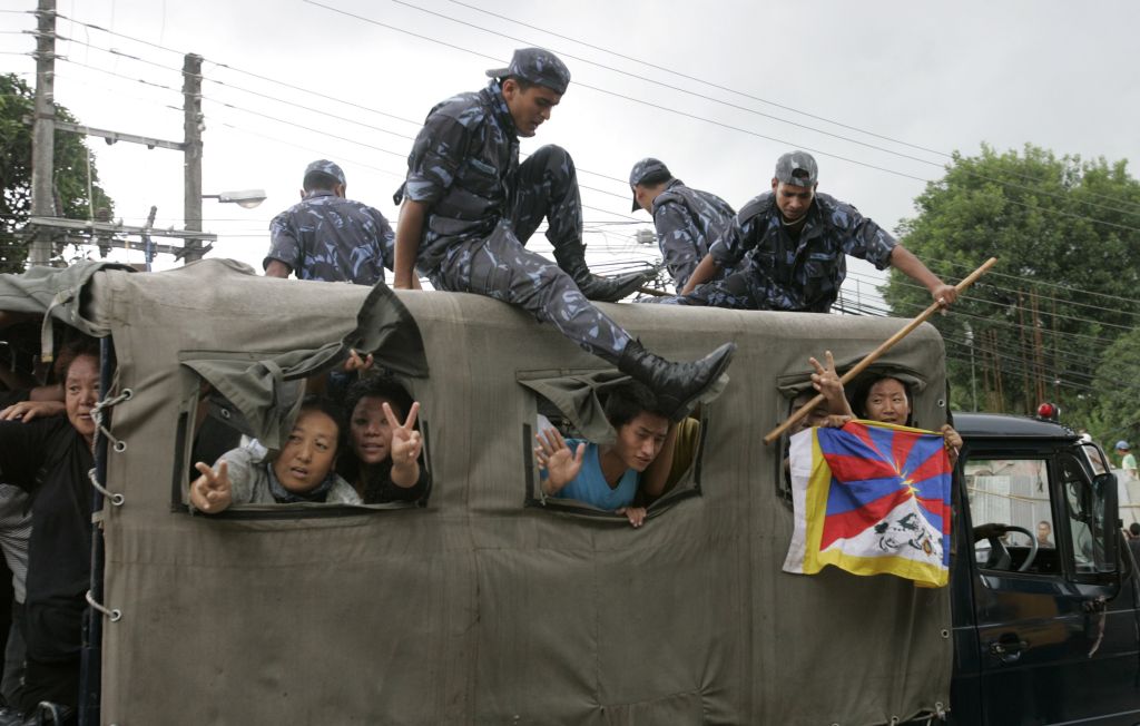Policiais nepaleses levam em caminhão alguns manifestantes tibetanos que protestaram em frente à embaixada da China | Gopal Chitrakar / Reuters