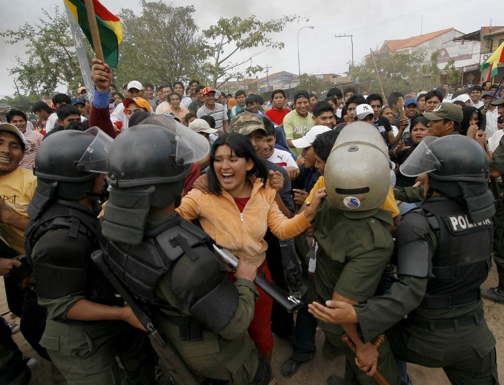 Manifestantes bolivianos entraram em confronto com a policia durante protesto no departamento de Santa Cruz | Carlos Hugo Vaca / Reuters