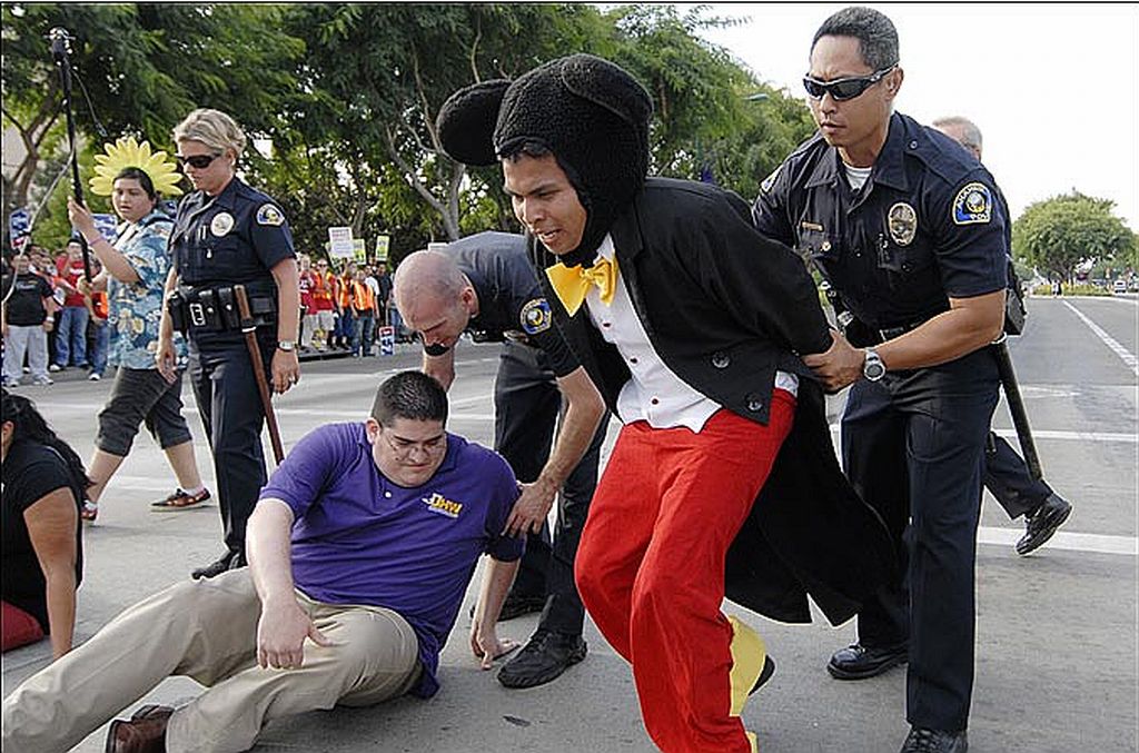 Mickey entrou na mira da polícia durante protesto em Anaheim | Reprodução / The Sun