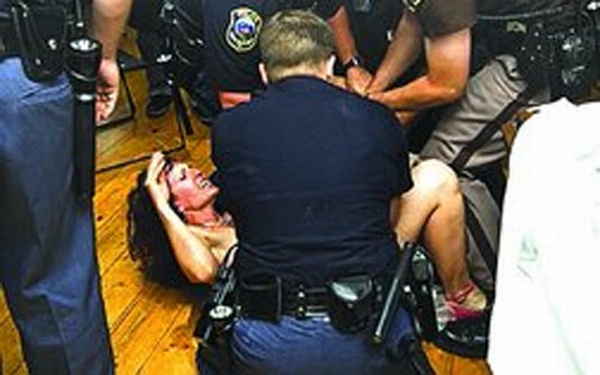 Noiva leva choque de "taser" em casamento que teve desfecho na cadeia | Divulgação