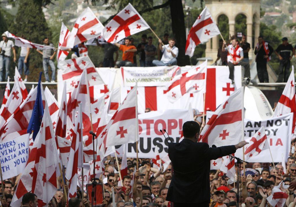 Multidão em apoio ao presidente Saakashvili gritava "Geórgia, Geórgia" e apontava faixas com os dizeres "Pare Rússia", exigindo um cessar fogo da Rússia contra a região separatista da Ossétia do Sul | David Mdzinarishvili / Reuters