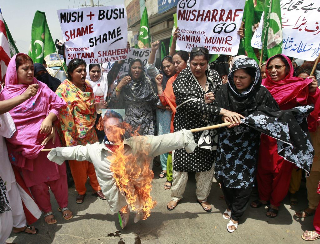 Mulheres paquistanesas queimam boneco com a foto de Musharraf, em protesto: saída deve ocorrer para evitar possível impeachment no Parlamento | Asim Tanveer / Reuters