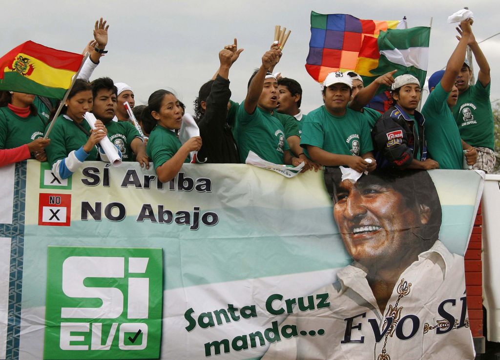 Apoiadores de Evo Morales participaram de um ato, em Santa Cruz, neste domingo: oposição iniciou na mesma localidade uma greve de fome | Carlos Hugo Vaca / Reuters