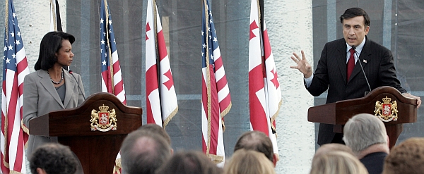 Condeleeza Rice e o presidente da Geórgia Mikhail Saakashili | AFP