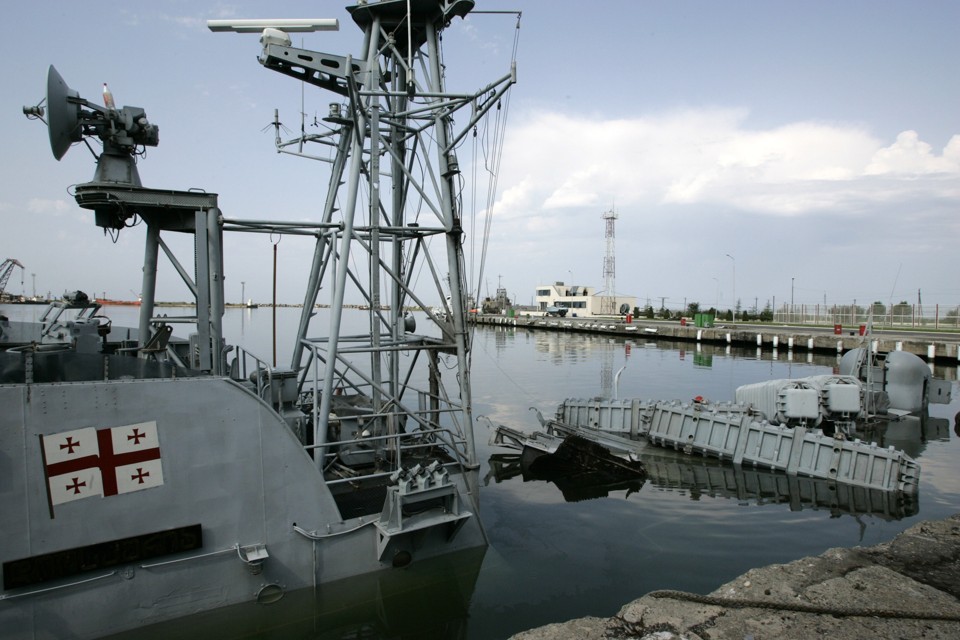 Navio da marinha georgiana é visto parcialmente submerso no Mar Negro. Rússia diz que irá trazer de volta as suas forças da Geórgia do coração na sexta-feira, após plano de paz negociado com o governo francês | Umit Bektas / Reuters