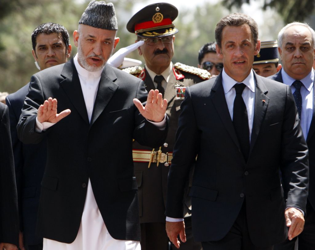 Sarkozy (dir.) reconheceu o trabalho das tropas como "indispensável": encontro com Hamid serviu para afegão manifestar pesar e dor | Ahmad Masood / Reuters