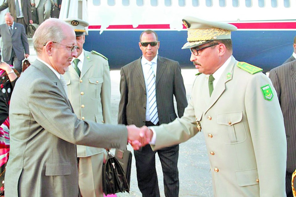 O presidente Sidi Abdallahi (esquerda) cumprimenta o general Abdel Aziz, autor do golpe, em foto recente | AFP