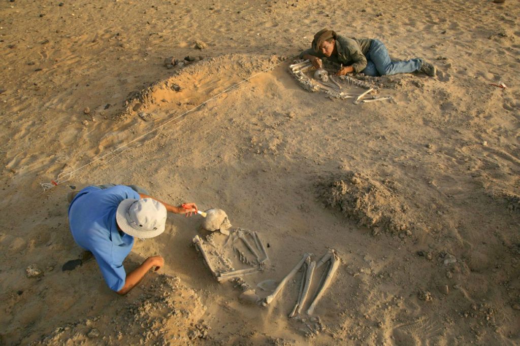 Os arqueólogos Paul Sereno e a arqueóloga Elena Garcea procuram vestígios no sítio arqueológico de Gobero | Mike Hettwer / Reuters